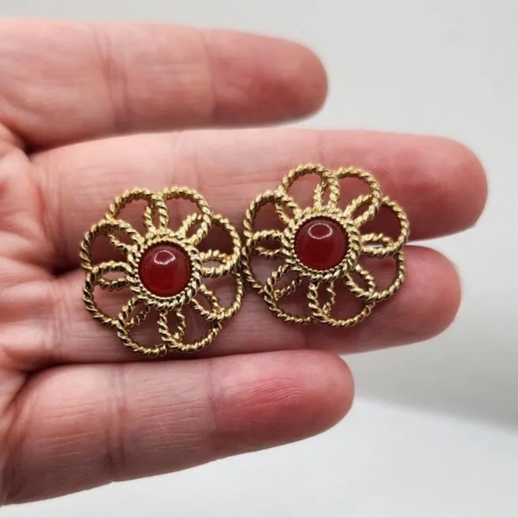 Dana Buchman Elegance Gold Tone Floral Design With Orange Acrylic Cabochon Drop 15$
